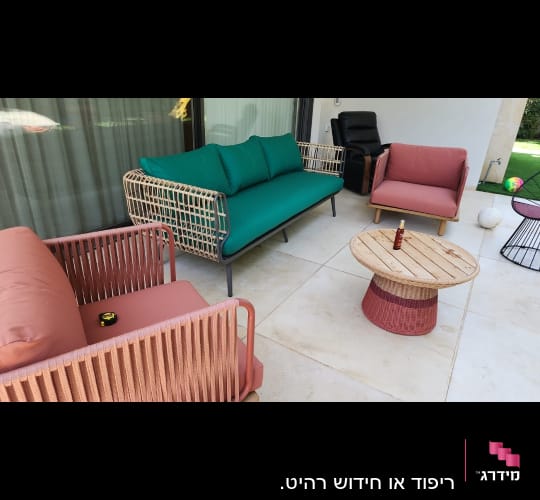 ריהוט גן עם ריפוד ירוק וורוד על מרפסת